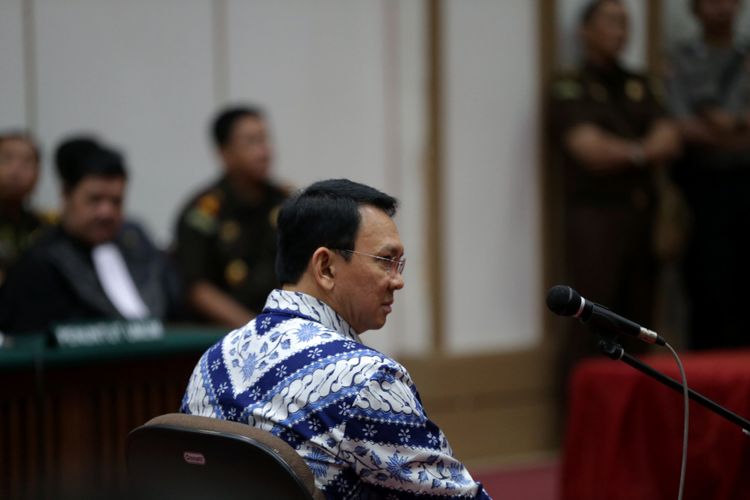 Terdakwa kasus dugaan penodaan agama, Basuki Tjahaja Purnama atau Ahok mengikuti sidang pembacaan putusan di Pengadilan Negeri Jakarta Utara di Auditorium Kementerian Pertanian, Jakarta Selatan, Selasa (9/5/2017). Majelis hakim menjatuhkan hukuman pidana 2 tahun penjara. Basuki Tjahaja Purnama dan kuasa hukumnya menyatakan banding. POOL/KOMPAS IMAGES/KRISTIANTO PURNOMO