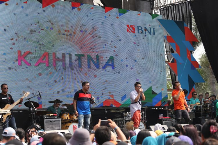 Kahitna tampil dalam HUT BNI di kantor pusat BNI, Jalan Jenderal Sudirman, Jakarta Pusat, Minggu (30/7/2017).