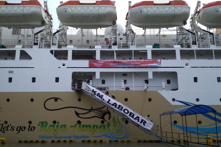Kapal Pelni KM Labobar Tujuan Balikpapan-Surabaya Bersandar di Pelabuhan Semayang, Balikpapan, Kalimantan Timur, Sabtu (16/6/2017).