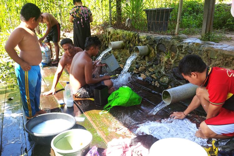 Warga 2 desa di wilayah perbatasan Kecamatan Seimenggaris, Kabupaten Nunukan, Kalimantan Utara, terpaksa mengantre hingga tengah malam di sumber mata air.