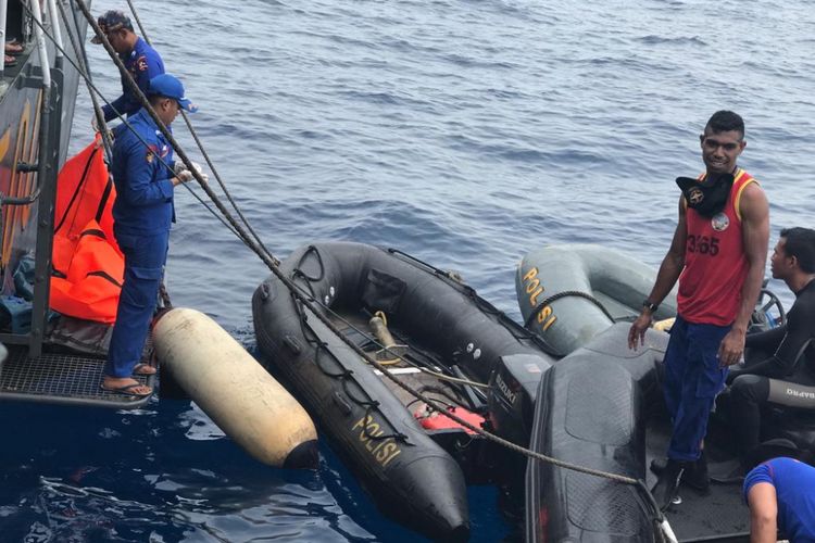 Tim dari Polairud Mabes Polri sedang melakukan upaya pencarian korban dan badan pesawat Lion Air JT 601 di perairan Karawang, Jawa Barat, Selasa (30/10/2018).