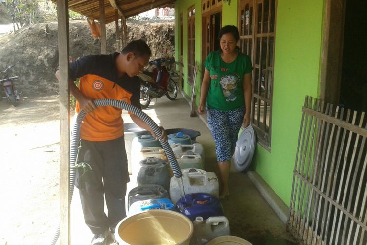 Petugas Badan Penanggulangan Bencana Daerah Kabupaten Ponorogo mengedrop air bersih di Desa Slahung, Kecamatan Slahung, yang mengalami kesulitan mendapatkan air bersih.