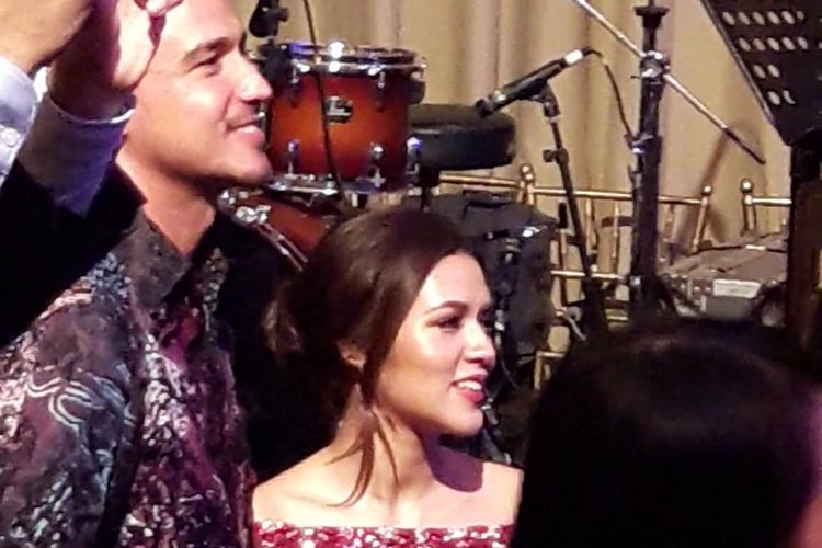 Raisa dan Hamish Dauh menyaksikan penampilan Sheila on 7 di resepsi pernikahan sabahat Raisa, Anindya, di Hotel Shangrila, Jakarta Selatan, Sabtu (3/2/2018) malam.