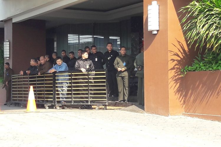 Belasan petugas keamanan berseragam bersiaga di lobi Hotel Alexis, Kamis (29/3/2018) siang.