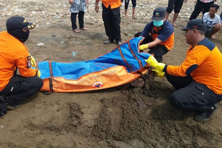 Korban bunuh diri saat dievakuasi oleh tim sar BPBD Kendal. Kompas.com/Slamet Priyatin