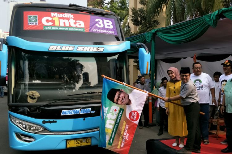 Ketua Umum PKB melepas rombongan mudik bersama di Tama Ismail Marzuki, Cikini, Jakarta, Minggu (10/6/2018)