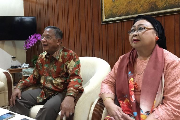 Menteri Koordinator Bidang Perekonomian Darmin Nasution bersama istri saat menggelar Open House di kediamannya, Jakarta Selatan, Sabtu (16/6/2018).