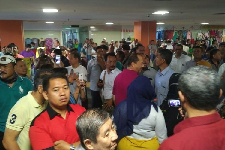 Para pedagang Pasar Turi Surabaya mengikuti pemeriksaan setempat, Rabu (1/8/2018). 