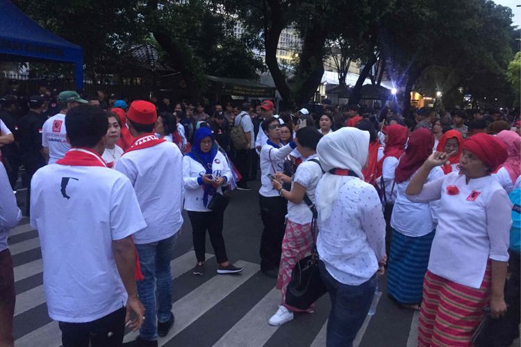 Jalan Imam Bonjol yang mengarah ke arah Masjid Sunda Kelapa dan menuju ke Bundaran Hotel Indonesia, ditutup jelang pengundian nomor urut calon presiden (capres) dan calon wakil presiden (cawapres), di kantor Komisi Pemilihan Umum (KPU) RI, Jumat (21/9/2018) sore. Puluhan massa kedua pendukung mulai memadati lokasi.(KOMPAS.com/DAVID OLIVER PURBA)