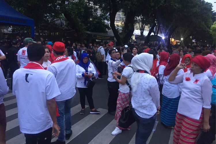 Jalan Imam Bonjol yang mengarah ke arah Masjid Sunda Kelapa dan menuju ke Bundaran Hotel Indonesia, ditutup jelang pengundian nomor urut calon presiden (capres) dan calon wakil presiden (cawapres), di kantor Komisi Pemilihan Umum (KPU) RI, Jumat (21/9/2018) sore. Puluhan massa kedua pendukung mulai memadati lokasi.