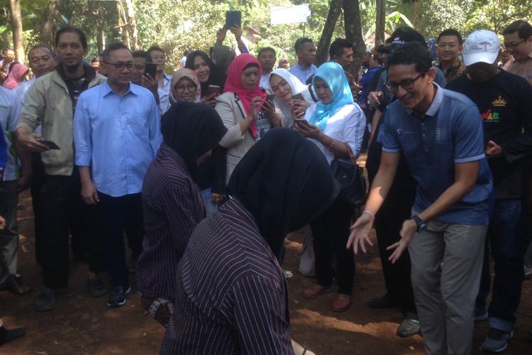 Calon Wakil Presiden Sandiaga Uno menari saat tiba di desa wisata Kandri, Kecamatan Gunungpati, Semarang, Senin (24/9/2018) 