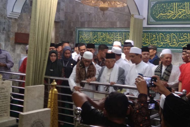 Calon Wakil Presiden nomor urut satu Maruf Amin berziarah ke makam Habib Abdullah bin Mukhsin Alatas, di Masjid Keramat Empang, Bogor, Jawa Barat, Sabtu (5/1/2019).