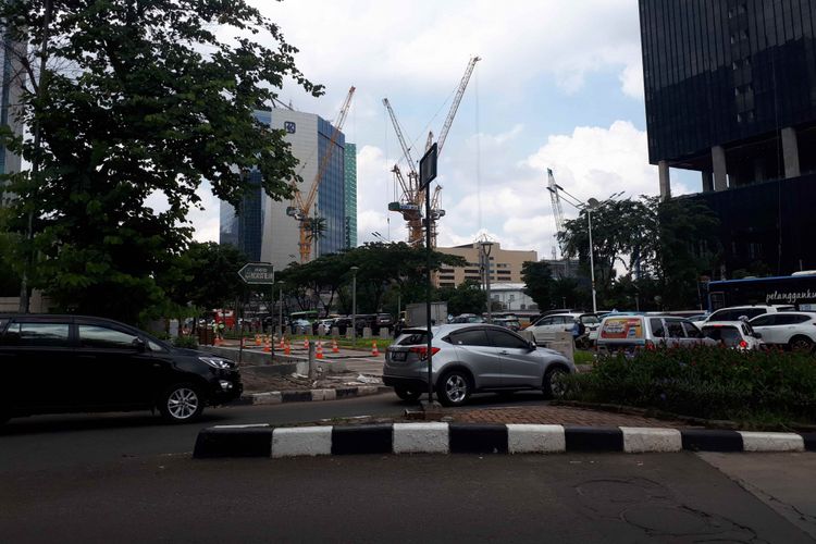 Penumpukan kendaraan bermotor juga terlihat di Jalan Masjid Hidayatullah arah Blok M akibat pembongkaran traffic decking Stasiun MRT Jakarta. Foto diambil Jumat (11/1/2019).