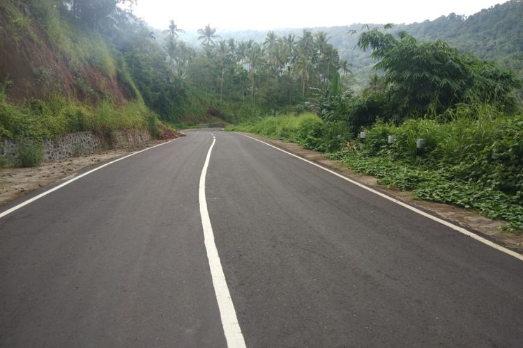 Ruas jalan nasional di Pulau Adonara, Kabupaten Flores Timur, Nusa Tenggara Timur (NTT), saat ini kondisinya telah mulus.