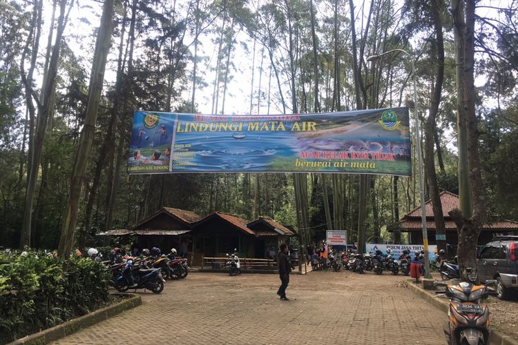Gerbang masuk obyek wisata Situ Cisanti di Bandung, Jawa Barat, Senin (25/12/2017).