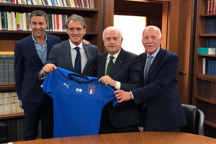 Roberto Mancini diperkenalkan sebagai pelatih baru tim nasional Italia di markas FIGC, Senin (14/5/2018).