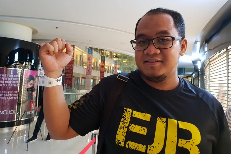 Fadli, pengantre iPhone XR, XS, XS Max pertama di iBox Central Park, Jumat (14/12/2018).