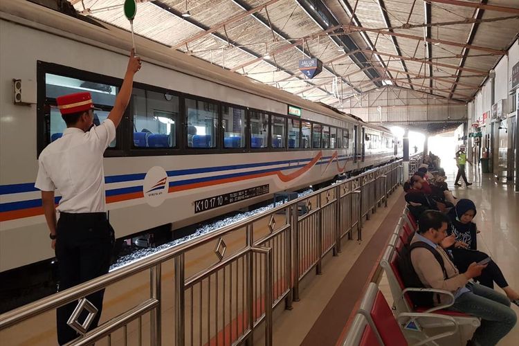 Nampak salah satu kereta api yang terlambat akibat pemadaman listrik tiba di Stasiun Madiun, Senin ( 5/8/20