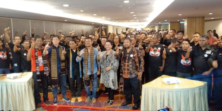 Garda Flobamora, perkumpulan warga perantau asal Nusa Tenggara Timur (NTT) saat menyatakan dukungan pada pasangan capres-cawapres nomor urut 01 Jokowi-Maruf di hotel clarion, Minggu (7/4/2019). 