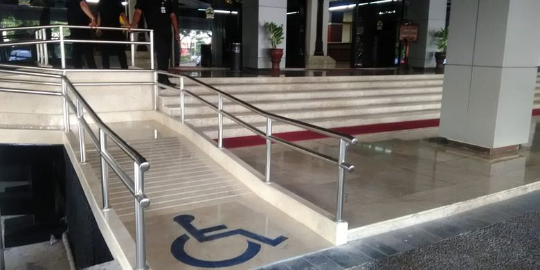 Pada pintu masuk Gedung A Kantor Gubernur Jawa Tengah, di sisi sebelah kiri telah dibuat jalan khusus bagi penyandang disabilitas.