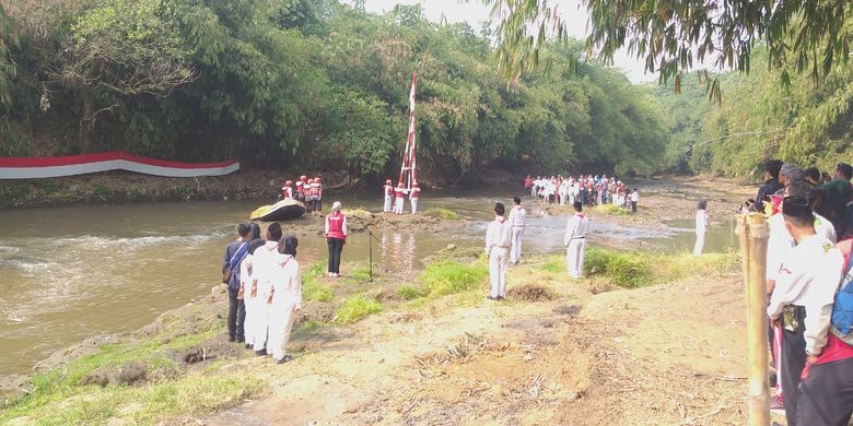 Komunitas Ciliwung Depok (KCD) pada Sabtu (17/8/2019), untuk yang keenam kalinya menyelenggarakan upacara pengibaran Bendera Merah Putih dalam rangka memperingati 74 tahun Proklamasi Kemerdekaan Republik Indonesia di aliran Sungai Ciliwung.