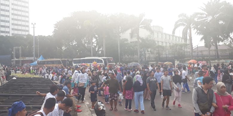 Suasana keramaian Car Free Day di Jalan MH Thamrin, Jakarta Pusat, Minggu (23/6/2019).
