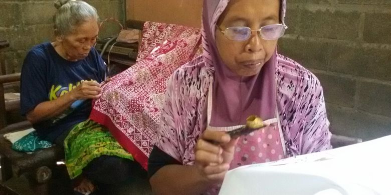 Aktivitas membatik di Sinar Abadi Batik (SAB) di Kecamatan Lendah, Kulon Progo, DI Yogyakarta. Hasil karya dari dapur SAB ini turut memenuhi galeri yang berisi produk khas Yogyakarta di terminal Bandara NYIA.