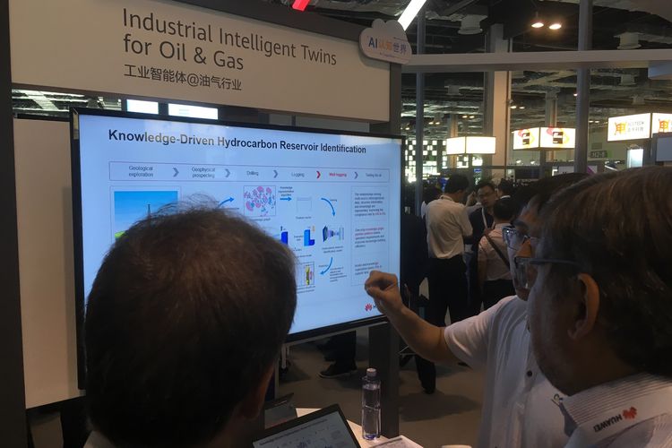 Pengunjung menyimak paparan penerapan paket teknologi cerdas untuk industri migas, Kamis (19/9/2019), dalam pameran di tengah gelaran Huawei Connect 2019 di Shanghai, China.