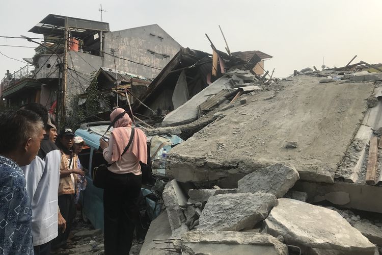 Sebuah rumah ambruk di Jalan Pulo Gundul Nomor 123 , RT 004, RW 010, Tanah Tinggi, Johar Baru, Jakarta Pusat, Jumat (26/4/2019). Rumah tersebut runtuh pada pukul 11.00 WIB dan menimpa sebuah mikrolet dan sebuah motor. 