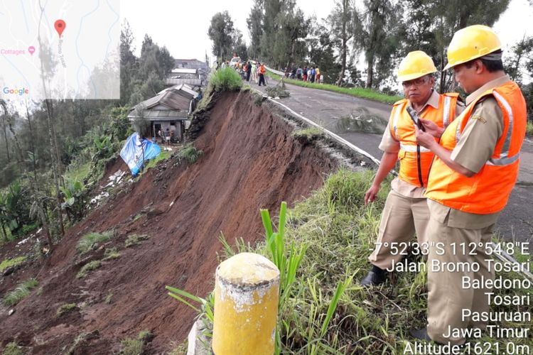 Petugas dari Dinas Pekerjaan Umum Bina Marga Provinsi Jawa Timur melakukan perbaikan jalan di km Surabaya 99 Kejayan-Tosari jurusan Bromo, Pasuruan, Jawa Timur.
