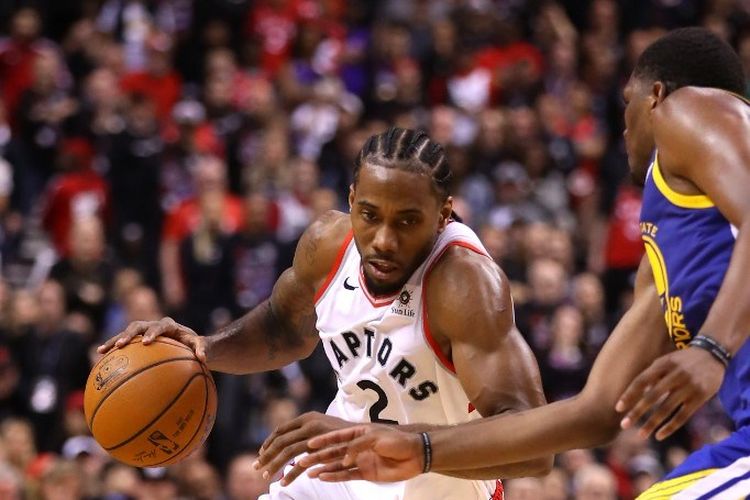 Kawhi Leonard mencoba mendribel melewati penjagaan lawan pada pertandingan Toronto Raptors vs Golden State Warriors dalam final NBA 2019 di Scotiabank Arena, 30 Mei 2019.  