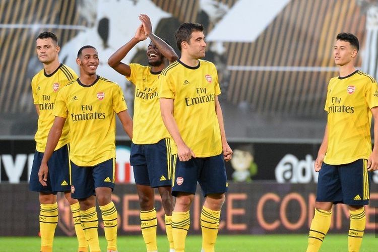 Para pemain Arsenal merayakan kemenangan timya pada babak adu penalti dalam laga Angers vs Arsenal di Stadion Raymond Kopa, 31 Juli 2019. 