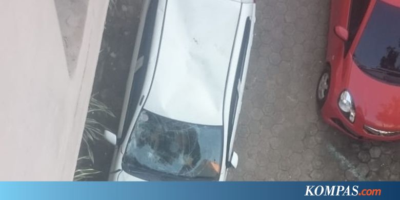 Warga Makassar Digegerkan Jatuhnya Dua Wanita dari Lantai 3 Indekos di Atas Mobil