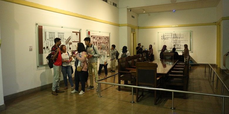 Peserta acara Night At The Museum berada di dalam Museum Perumusan Naskah Proklamasi, Jakarta, Kamis (17/8/2017) sekitar pukul 02.30 WIB. Peserta acara tersebut mengikuti program Night At The Museum: Menginap di Rumah Laksamana Tadashi Maeda yang diselenggarakan oleh Komunitas Historia Indonesia.