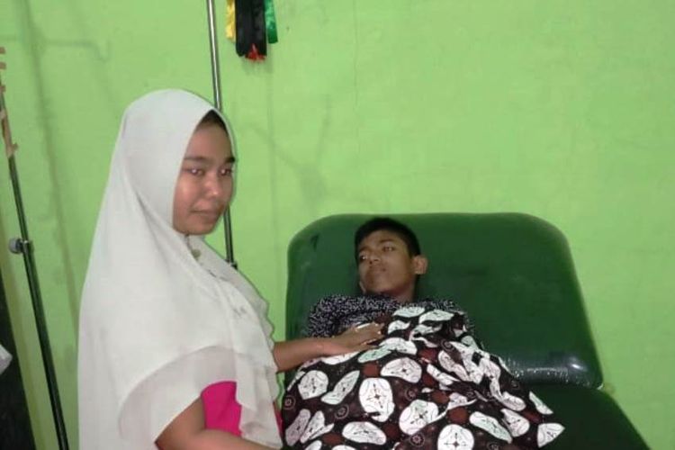 Salah seorang korban kecelakaan lalu lintas dirawat di Puskesmas Peureulak Barat, Kabupaten Aceh Timur, Minggu (28/7/2019)