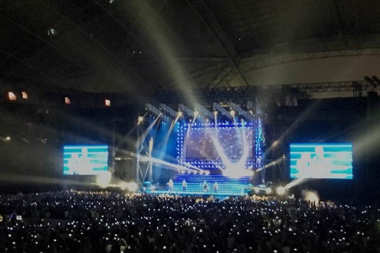 Backstreet Boys tampil menghibur penggemar di Konser Bertajukan Larger Than Life di Stadium Nasional Singapura, Sabtu (21/10/2017)
