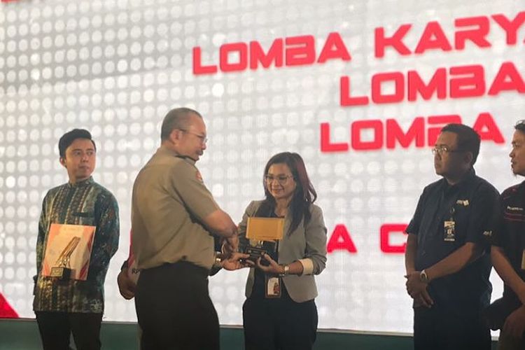 Jurnalis dari harian Kompas dan Kompas TV raih Juara 1 Anugerah Jurnalistik Polri 2018. 