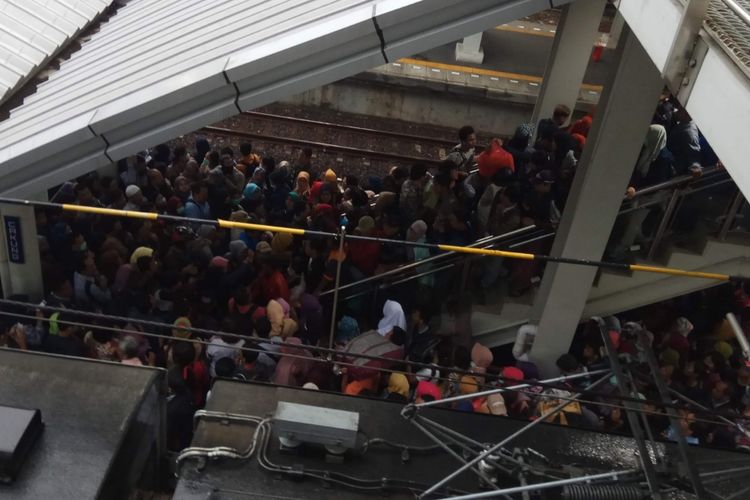 Tampak penumpang KRL menumpuk di Stasiun Cakung, Jakarta Timur, Selasa (2/4/2019).