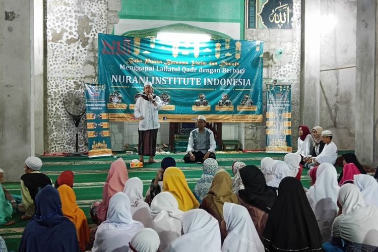 Kegiatan Bukber bertema Menggapai Lailatul Qadar Dengan Berbagi ini diikuti ratusan yatim dan dhuafa dan digelar di Mesjid Riyadhul Jannah Kramat Santiong, Jakarta Pusat, Minggu (19/5/2019).
