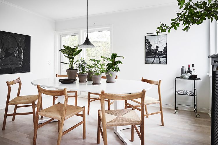 Desain ruang makan Skandinavia dengan sentuhan alami.