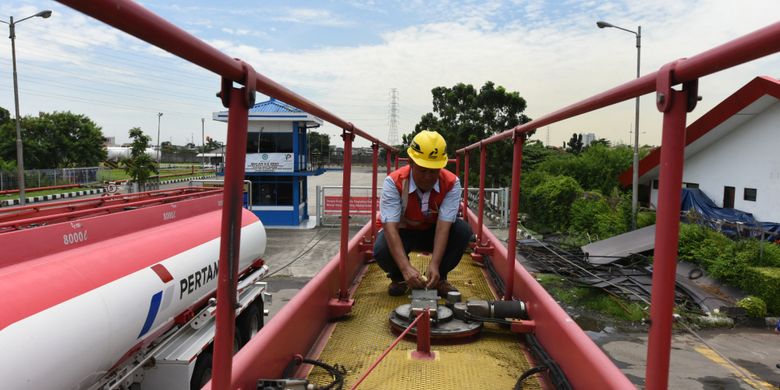 Dok: Karyawan PT Patra Niaga memeriksa mobil pengangkut bahan bakar.