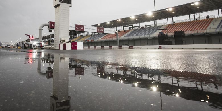 Kondisi lintasan Sirkuit Internasional Losail, Qatar, yang terguyur hujan, Sabtu (25/3/2017).