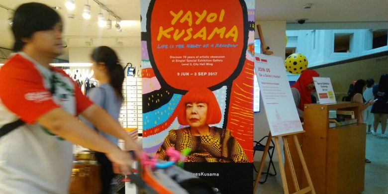 Pameran seni Yayoi Kusama: Life is the Heart of a Rainbow (Kehidupan adalah Jantung Sebuah Pelangi) digelar di National Gallery Singapore, dari 9 Juni sampai 3 September 2017, Jumat (14/7/2017). Yayoi Kusama adalah seorang seniman asal negeri sakura.