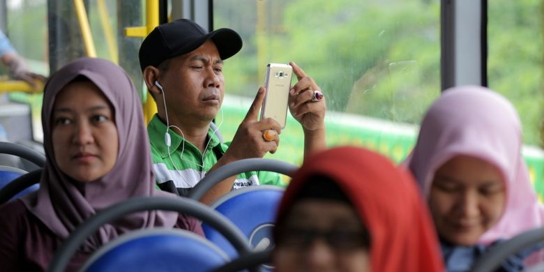 Suasana di dalam bus transjakarta koridor 13 Ciledug - Tendean, Jakarta Selatan, Senin (14/8/2017). Layanan transjakarta koridor 13 mulai beroperasi hari ini, meskipun beberapa halte di koridor tersebut masih belum bisa difungsikan. 