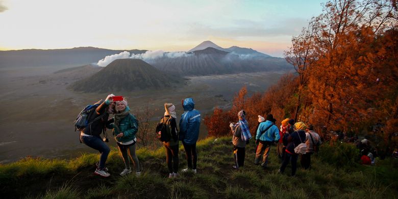 Pengunjung berfoto di lokasi wisata Bukit Cinta, Pasuruan, Jawa Timur, Sabtu (4/11/2017). Bukit Cinta menjadi alternatif menyaksikan matahari terbit di kawasan wisata Gunung Bromo.  
