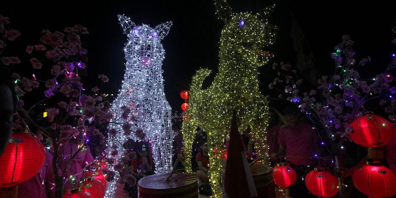 Kemeriahan Pawai Lampion dalam rangkaian puncak perayaan Imlek dan Cap Go Meh 2569 di Kota Singkawang, Kalimantan Barat, Rabu (28/2/2018).