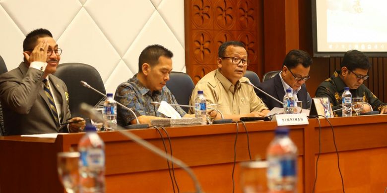 Ketua Komisi IV DPR RI Edhy Prabowo (tiga dari kiri) selaku Ketua Rapat Kerja antara Menteri Pertanian Andi Amran Sulaiman dengan Komisi IV DPR RI di Gedung Nusantara, Senayan, Jakarta pada Senin (22/10/2018)