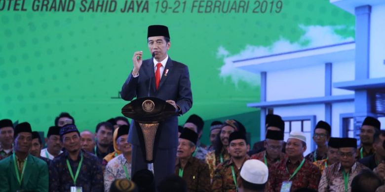 Presiden  Joko Widodo memberikan sambutan dalam acara penandatanganan kerja sama antara Kementerian Ketenagakerjaan dengan pondok pesantren penerima bantuan BLK Komunitas untuk pesantren di Jakarta Rabu (20/2/2019).