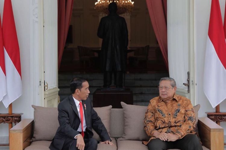 Presiden Joko Widodo berbincang dengan Ketua Umum PartaI Demokrat Susilo Bambang Yudhoyono di Istana Merdeka, Jumat (27/10/2017).