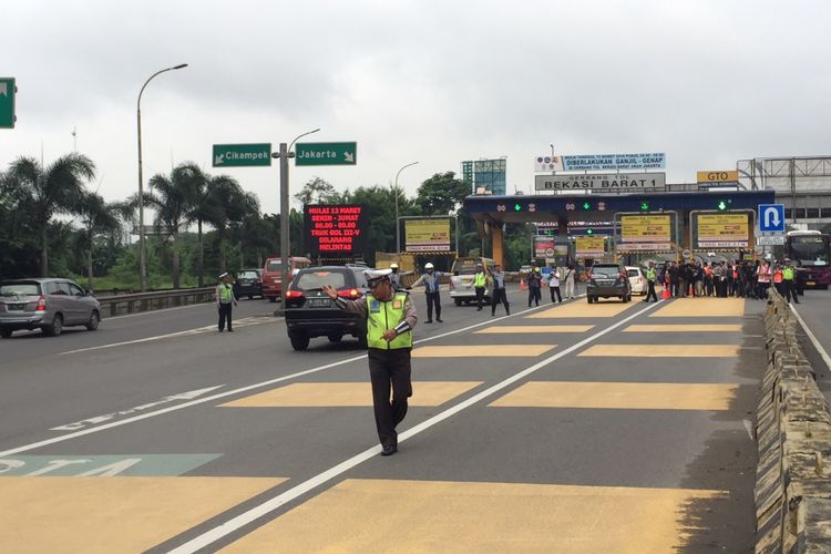 Kondisi Lalu Lintas di Gerbang Tol Bekasi Barat, Senin (12/3/2018).